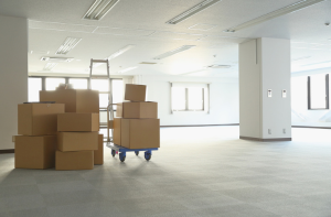 Home Scatoloni impilati in un ufficio vuoto pronti per il trasloco.